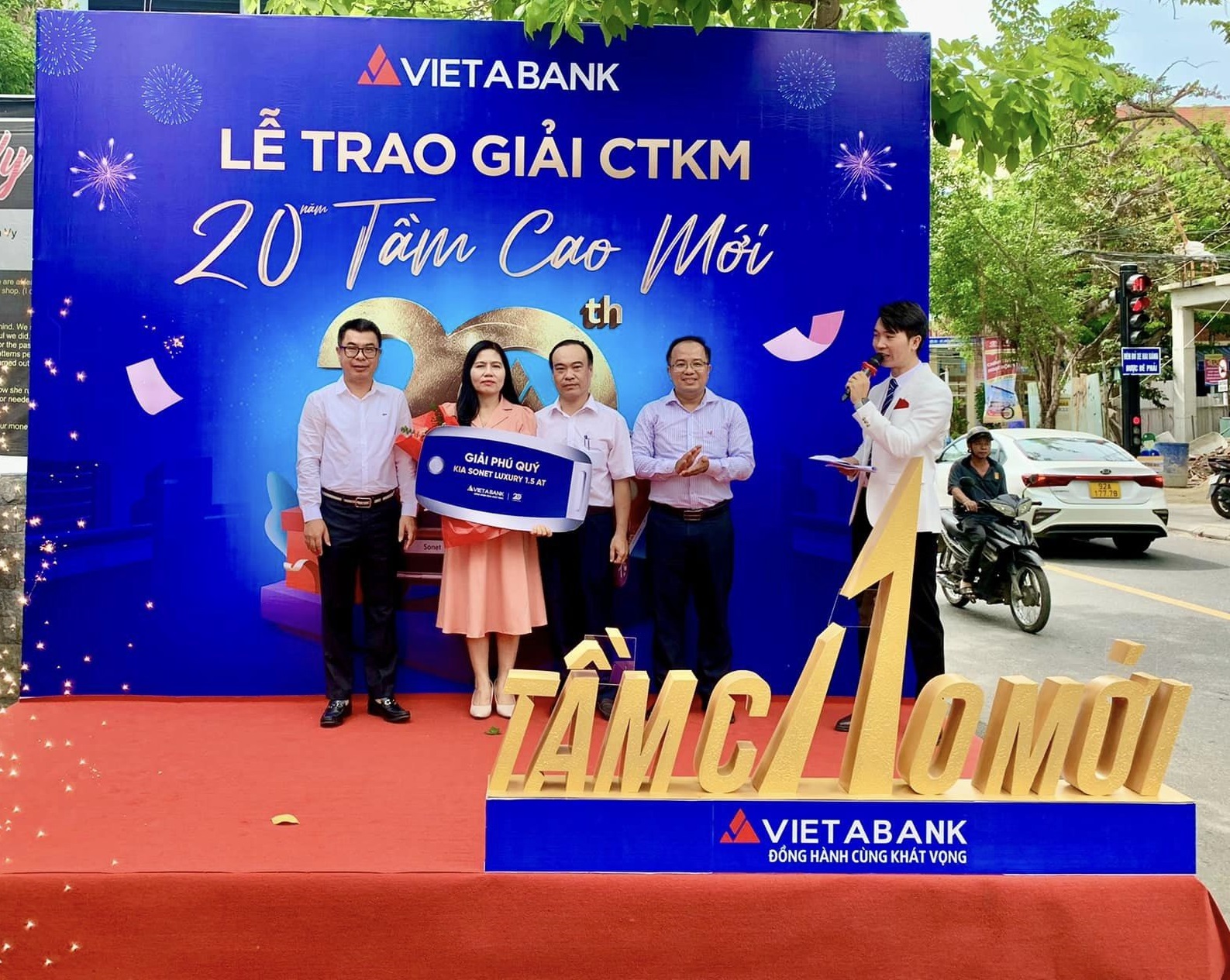 VietABank trao ô tô Kia Sonet cho khách hàng trúng thưởng CTKM 20 năm - Tầm cao mới
